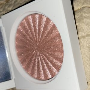 Ofra highlighter/pressed powder